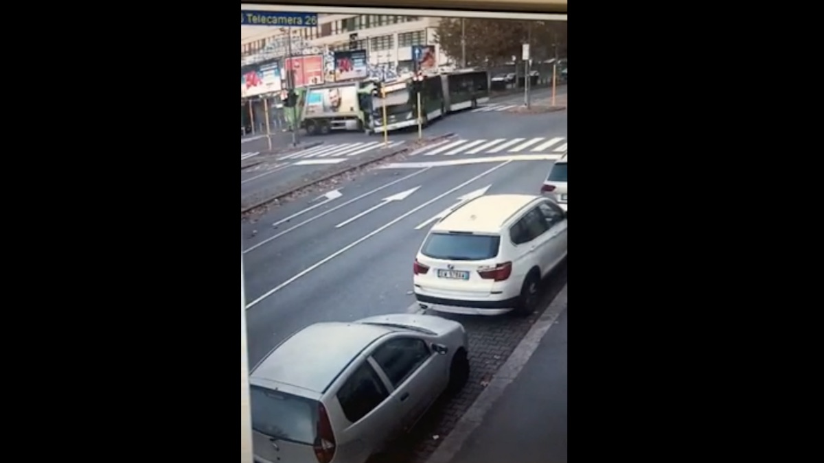 Il video dello scontro tra camion Amsa e filobus – La 49enne coinvolta è morta al Policlinico