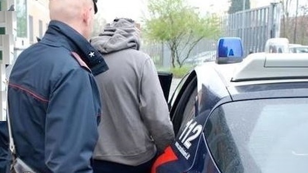Tre sedicenni spacciano droga davanti ai negozi: arrestati