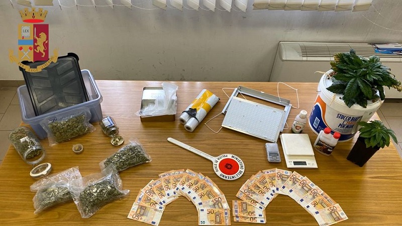 Spaccia marijuana e usa la droga per preparare pane e dolci: arrestato 26enne