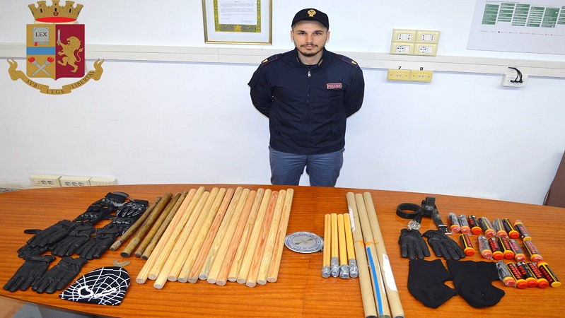 Sequestrati a ultrà del Barcelona mazze chiodate e tirapugni