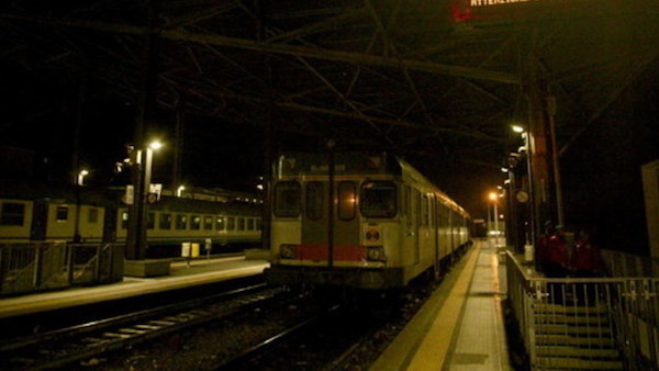 Accerchiati e rapinati sul treno: attimi di paura per un gruppo di giovanissimi
