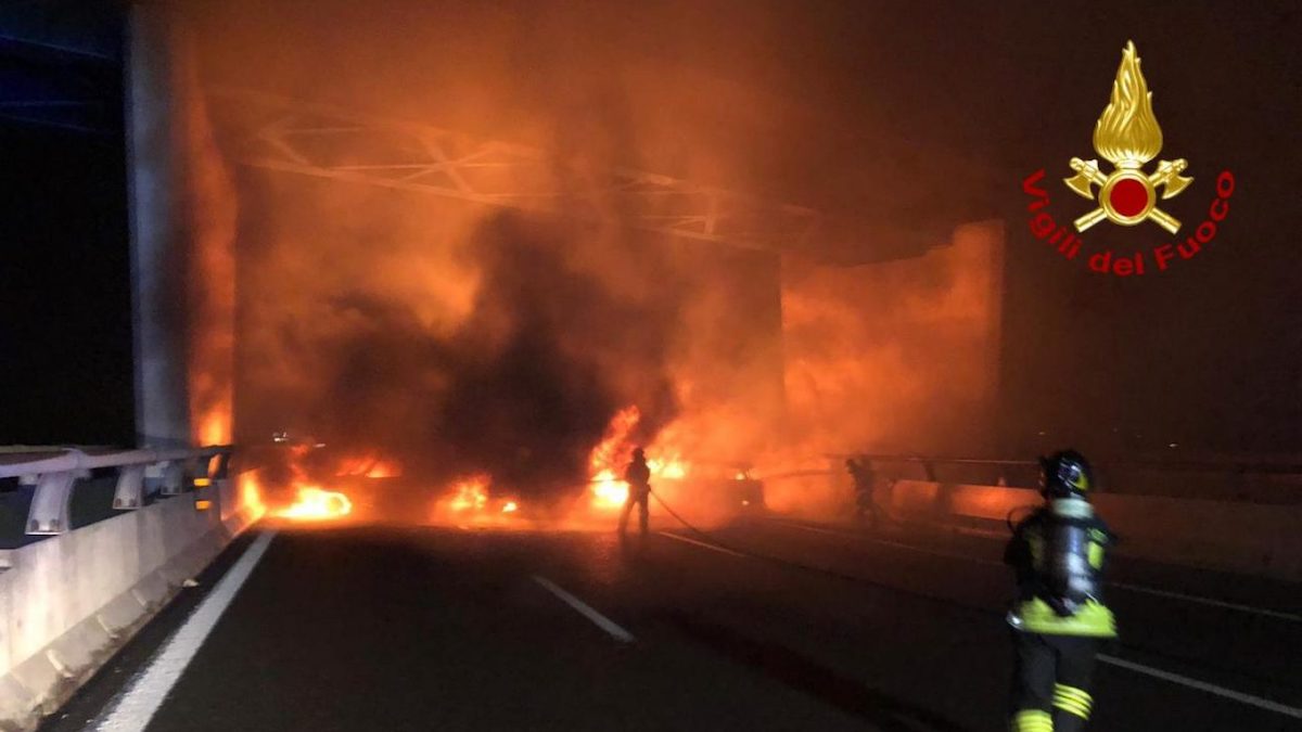 Assalto al portavalori sulla A1: muro di fuoco per assaltare il blindato FOTO e VIDEO