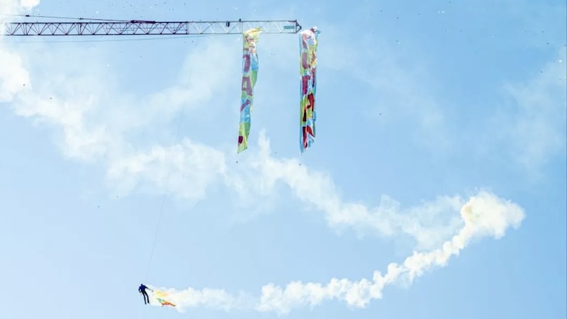 Bungee jumping da grattacielo per le vittime del Mediterraneo: denunciato