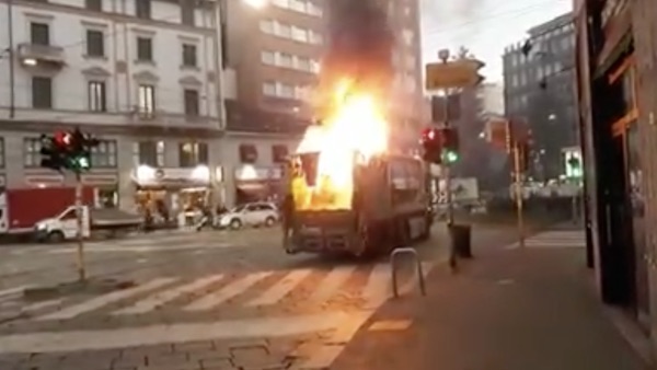 Camion Amsa prende fuoco in mezzo alla strada VIDEO
