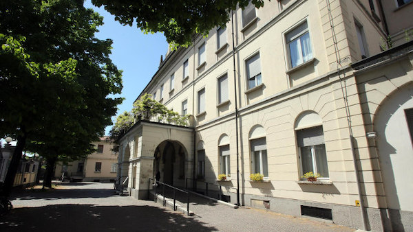 Caos Sacra Famiglia, arriva la risposta dell’Istituto: “Nessun taglio di stipendi”