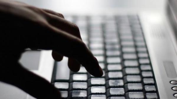 Chat a luci rosse e minacce: tra le vittime dei ricatti anche due preti
