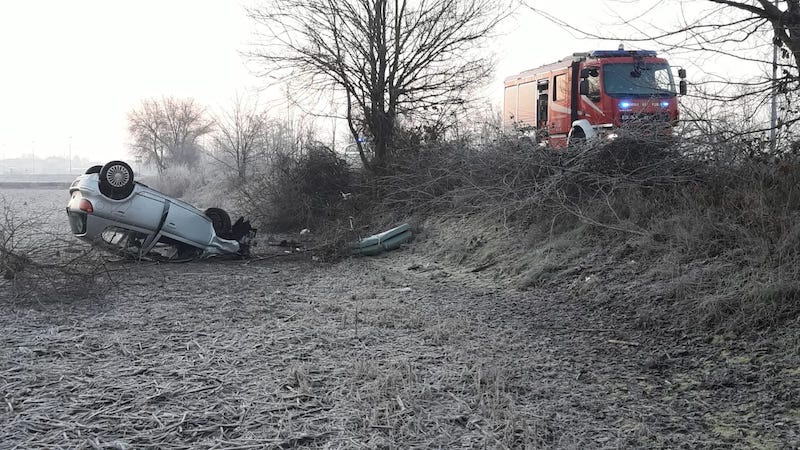 Esce fuoristrada e si ribalta al volante della sua auto FOTO