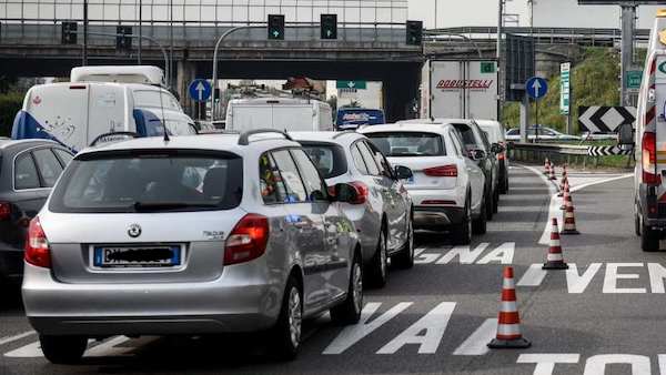 Incidente sulla tangenziale ovest: code intense
