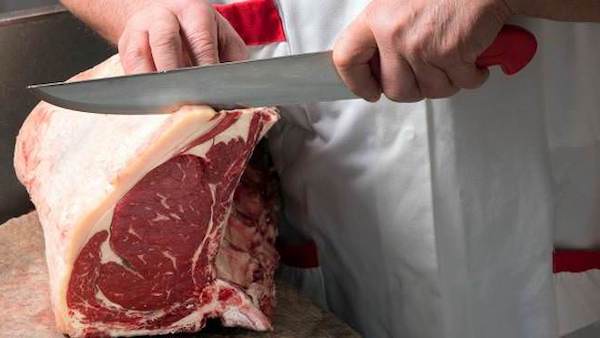 Macellaio ferito al braccio con un grosso coltello a Cusago