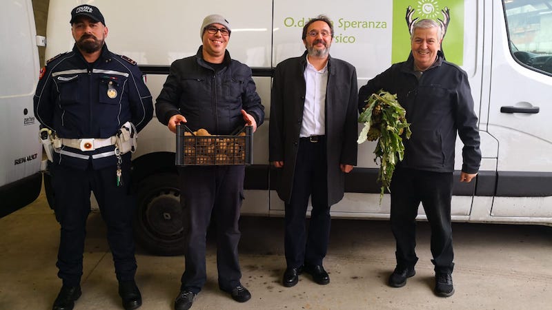 Merce sequestrata a venditore ambulante abusivo donata alle associazioni