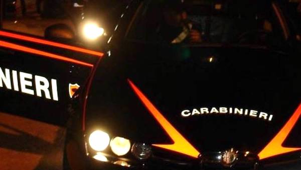Aggredito in casa e derubato nella notte: indagini in corso