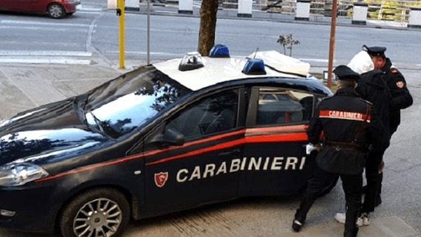 Picchia mamma e nonna per i soldi: arrestato 18enne