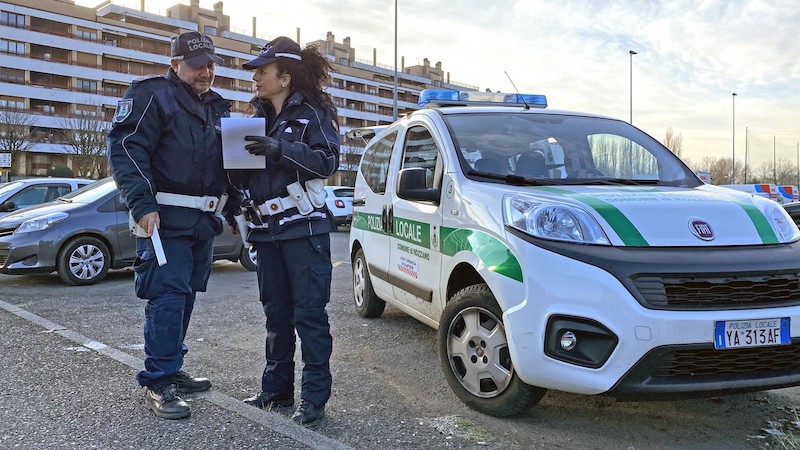 Pirata della strada investe 15enne e fugge. L’appello della polizia locale