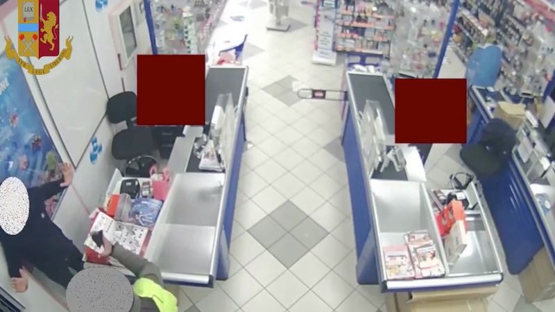 Rapinatore seriale arrestato dalla polizia a Milano VIDEO