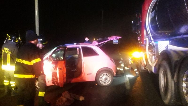 Perde il controllo dell’auto e si schianta sul guard rail: grave donna di 30 anni