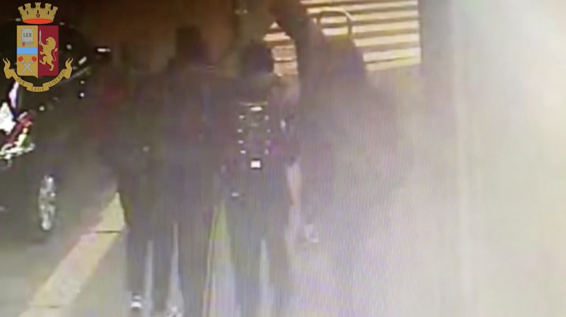 Rapinavano coetanei con armi e violenza: in comunità la baby gang VIDEO