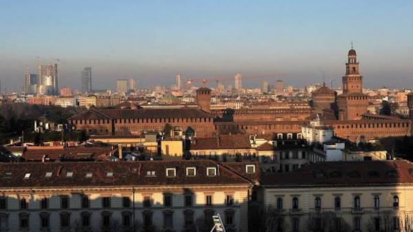 Lombardia dai due volti: Regione revoca le misure di primo livello e a Milano blocco del traffico