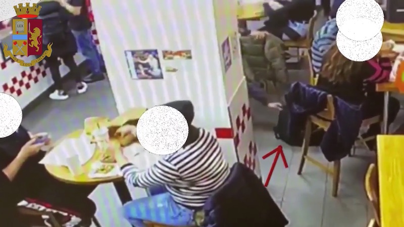 Rubano zaino a un cliente nel fast food: fermati dalla polizia VIDEO