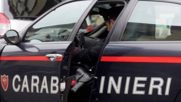 Spaccia cocaina fuori dal bar, arrestato uomo di 33 anni
