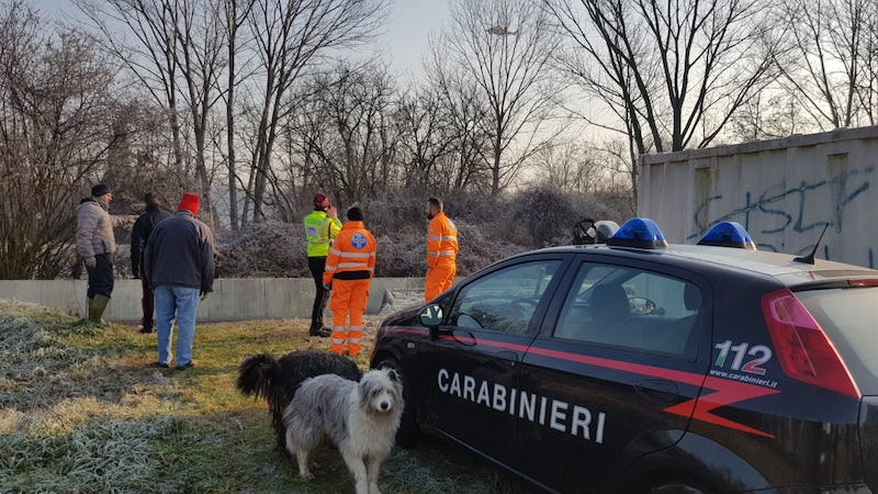 Trovata donna in canale a Cisliano, è gravissima: ancora disperso il marito