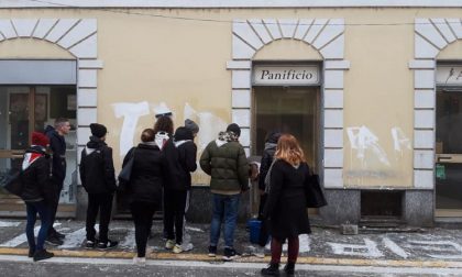 Vandalismi alla festa della Leva dei coscritti, i ragazzi ripuliscono la città FOTO