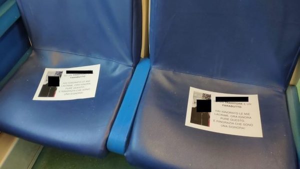 Volantini sul treno contro il “traditore”: era una (riuscitissima) trovata pubblicitaria