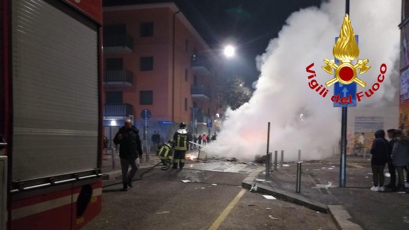 Pompieri accerchiati e aggrediti mentre spengono un incendio VIDEO