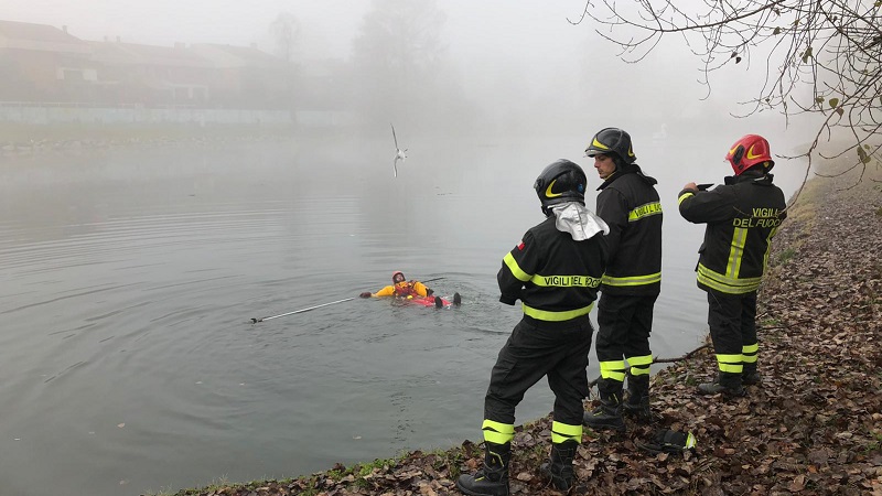 Gabbiano rimasto impigliato in un amo al laghetto, salvato dai vigili del fuoco