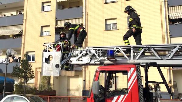 “Non ho le chiavi”, e gli agenti entrano in casa del pusher con autoscala