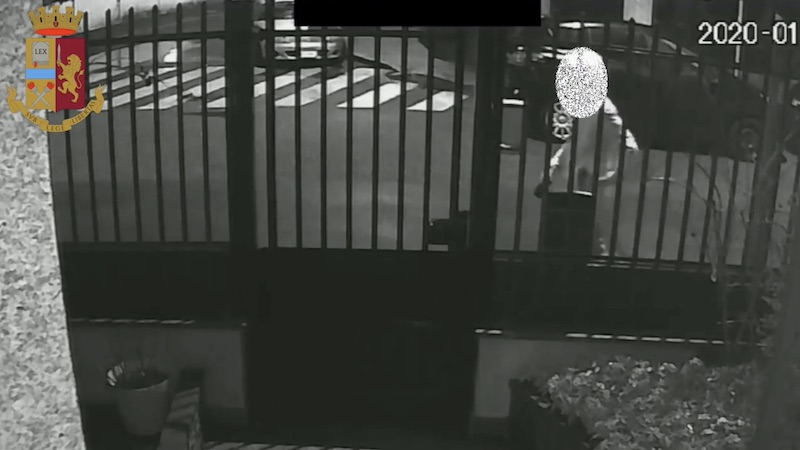 Colpiva passanti con pugni in faccia senza motivo: arrestato aggressore seriale VIDEO