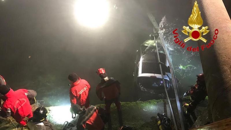 Auto finisce nel Naviglio lungo la ss 35, ferite tre ragazze FOTO