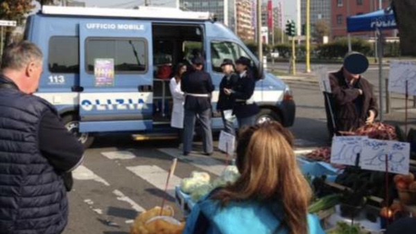 Un camper itinerante della polizia contro la violenza di genere
