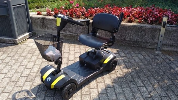 Ritrovata la carrozzina elettrica rubata al cimitero