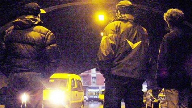 In mezzo alla strada con le auto che sfrecciano: l’ultimo folle gioco dei 16enni