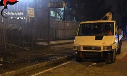 Arrestano il figlio: mamma sfonda il cancello della caserma dei carabinieri con un furgone