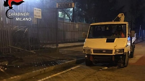 Arrestano il figlio: mamma sfonda il cancello della caserma dei carabinieri con un furgone