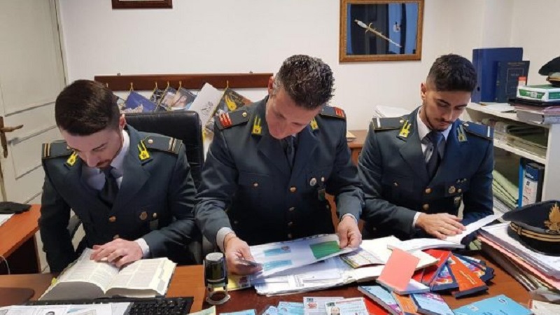 Gadget falsi venduti ai concerti: 17 persone denunciate
