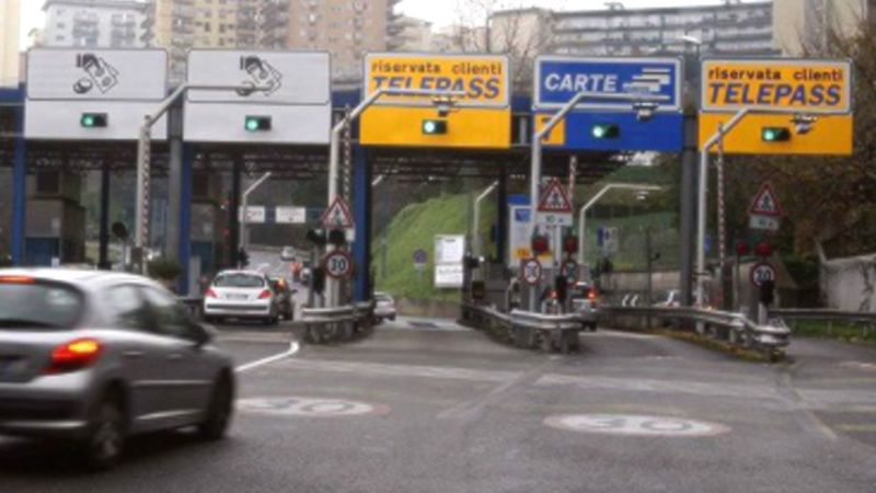Sfondano il casello per un inseguimento da film sulla A4