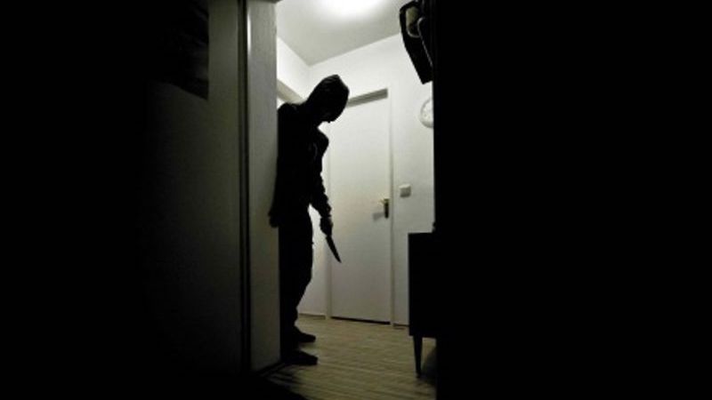 Rientrano a casa e si trovano i ladri di fronte nella loro villa