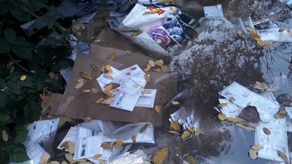 C’è posta per te, o forse no… Un quintale di lettere buttate nei campi
