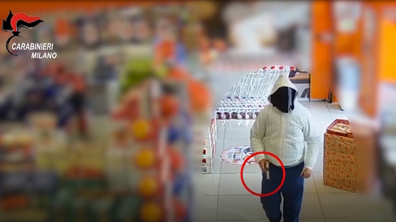 Minaccia con una pistola la dipendente dell’Outlet dolciario: preso il rapinatore VIDEO