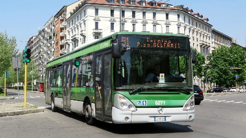 Palpeggia nelle parti intime una 12enne sul bus: arrestato