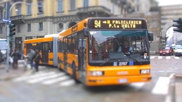 Con la scusa della disabilità palpeggia ragazze su autobus: arrestato