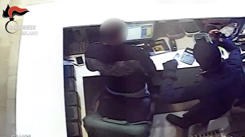 Minaccia con un taglierino i dipendenti e rapina il centro scommesse: arrestato VIDEO