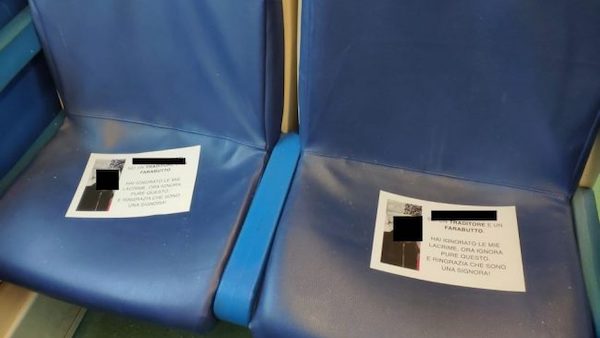 Lui la tradisce, lei tappezza il treno di volantini: “Farabutto”