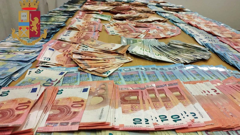 Droga, presi quattro spacciatori. In casa avevano 40.255 euro in banconote di vario taglio