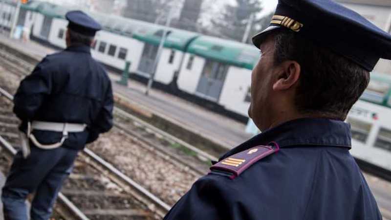 Aggrediscono con un coltello e una bottiglia rotta l’addetto alla security