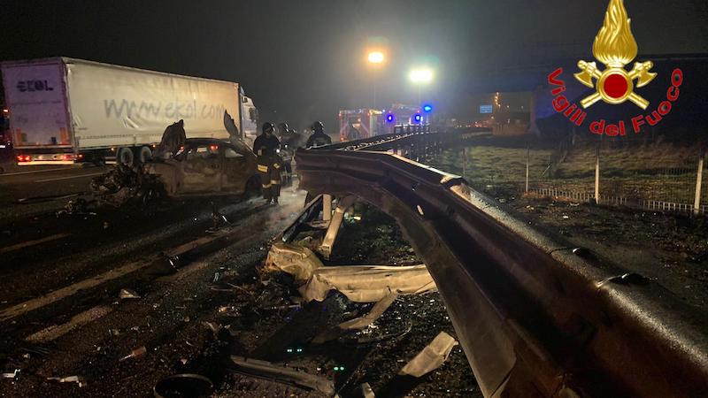 Auto si schianta in autostrada e prende fuoco: quattro giovani feriti, uno grave FOTO e VIDEO