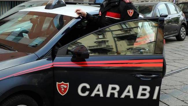 Botte e minacce ai genitori per comprare la droga: arrestato