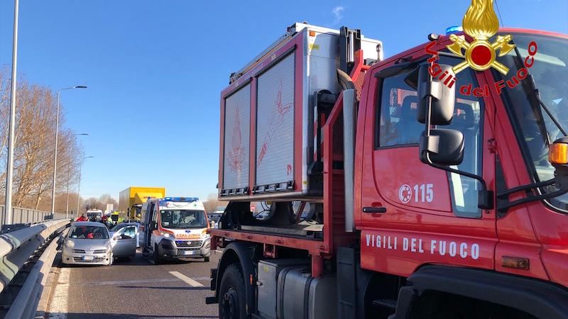 Incidente sulla Tangenziale Est, due donne ferite FOTO